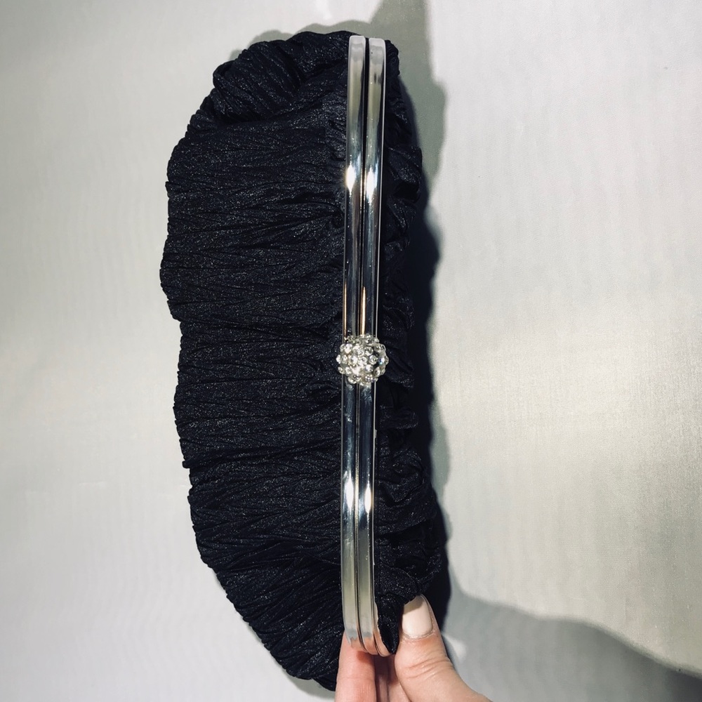 Neiman Marcus clutch that converts to crossbody - Picture 4 of 8